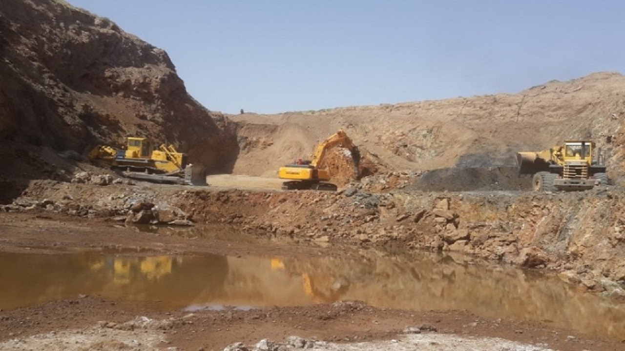 معادنی در تاکستان که برای روستاییان نه آب دارد و نه نان