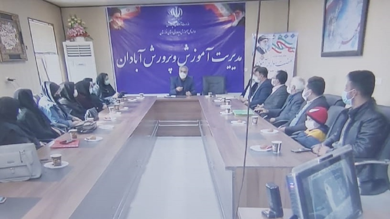معلمان و مدرسان نهضت سواد آموزی آبادان تجلیل شدند