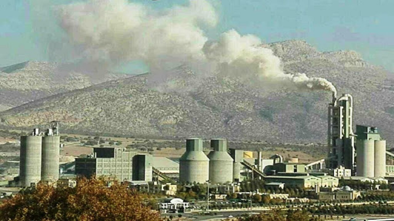 دود کارخانه سیمان مهمان ریه‌های اهالی لامرد شد + فیلم