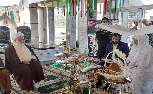 مراسم عقد زوج جوان رودسری در مزار شهید حسن عشوری
