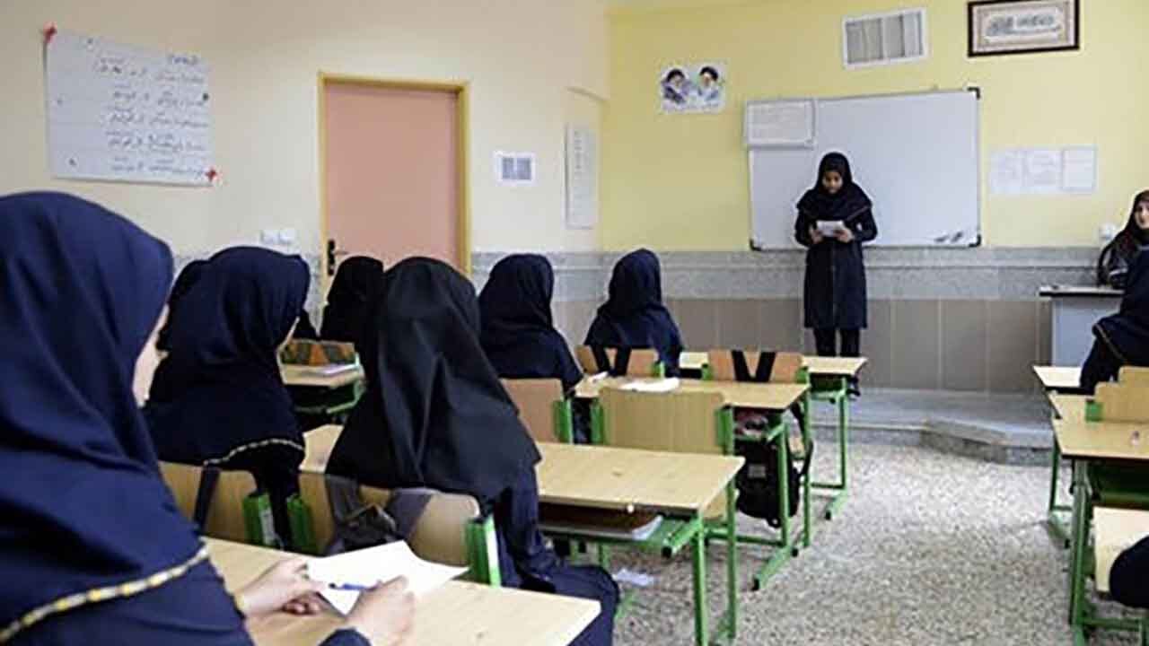 تجلیل از معلمان نهضت سوادآموزی در فین
