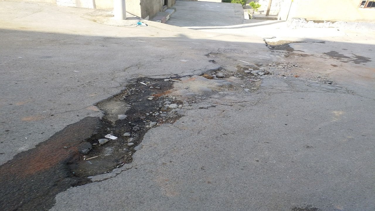 مشکل نداشتن آسفالت در روستای امیرآباد از