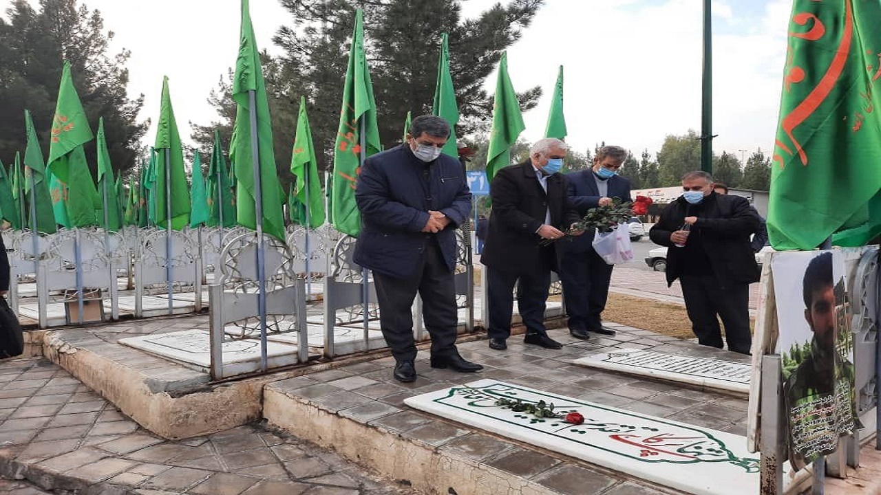 ضرغامی به مزار مطهر شهدای قم ادای احترام کرد