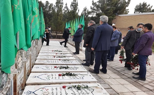 ضرغامی به مزار مطهر شهدای قم ادای احترام کرد