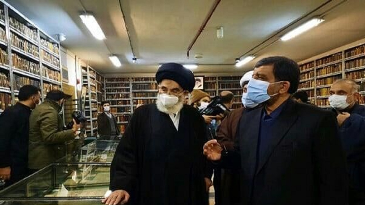 ضرغامی از کتابخانه آیت‌الله مرعشی نجفی قم بازدید کرد