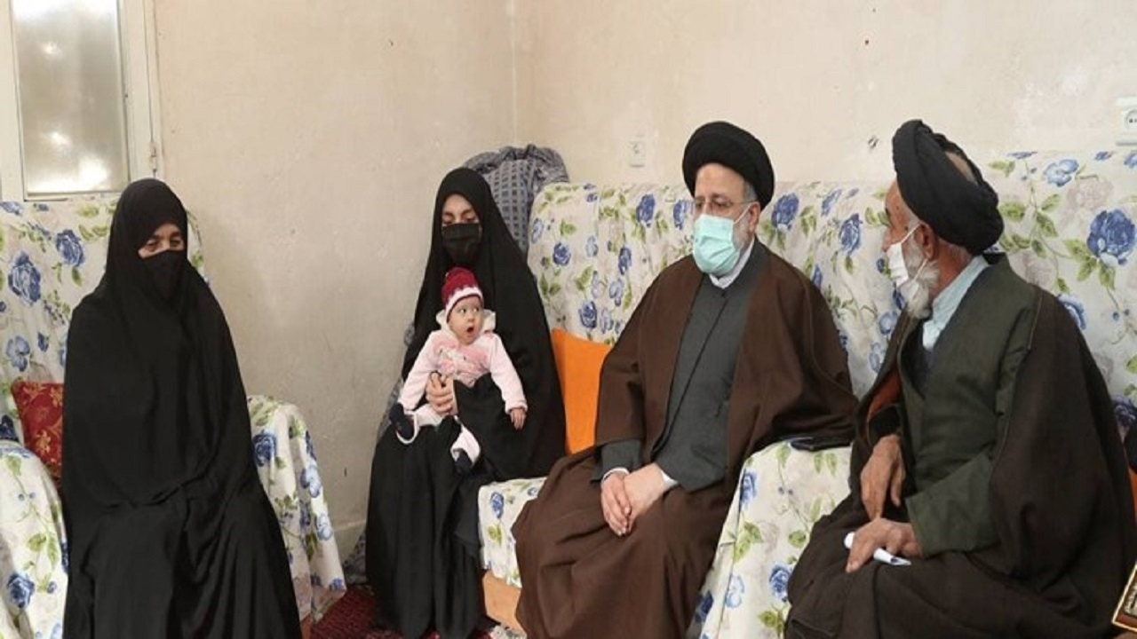 حضور حجت الاسلام رئیسی در منزل یکی از شهدای مدافع حرم