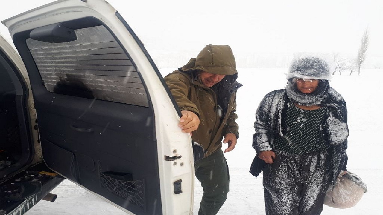 نجات معجزه آسای پیرزن ۷۰ ساله در کولاک برف
