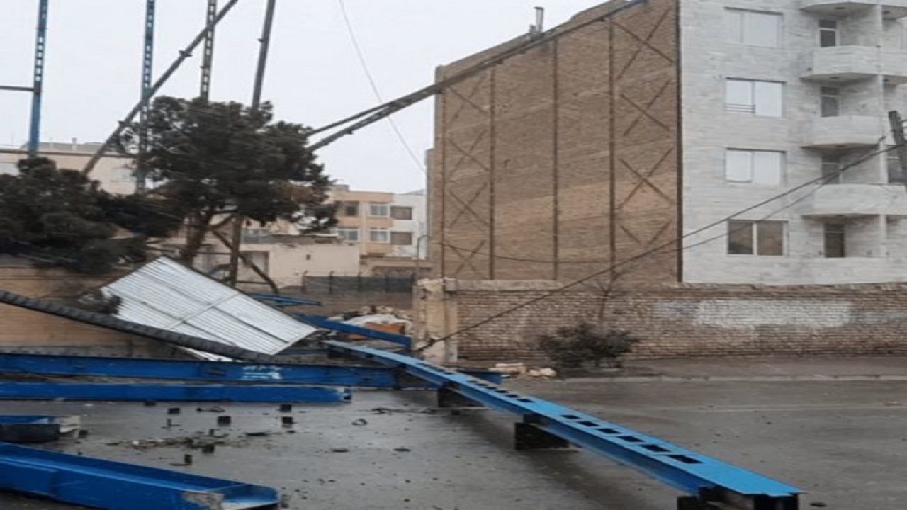 سقوط اسکلت ساختمان منجر به قطع برق در مناطقی از مشهد شد