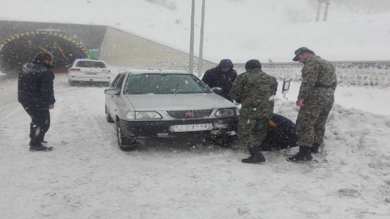 امداد رسانی پلیس به ۱۴۵۰ خودروی گرفتار در برف