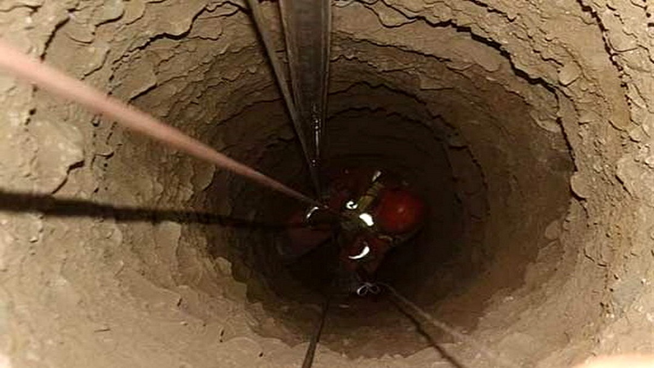 نجات یک شهروند از چاه منزل مسکونی