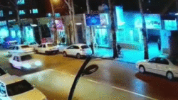 سرقت تلفن همراه یک پیرزن در مترو + فیلم