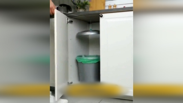 ترفندی برای استفاده هوشمندانه از سطل آشغال در آشپزخانه + فیلم