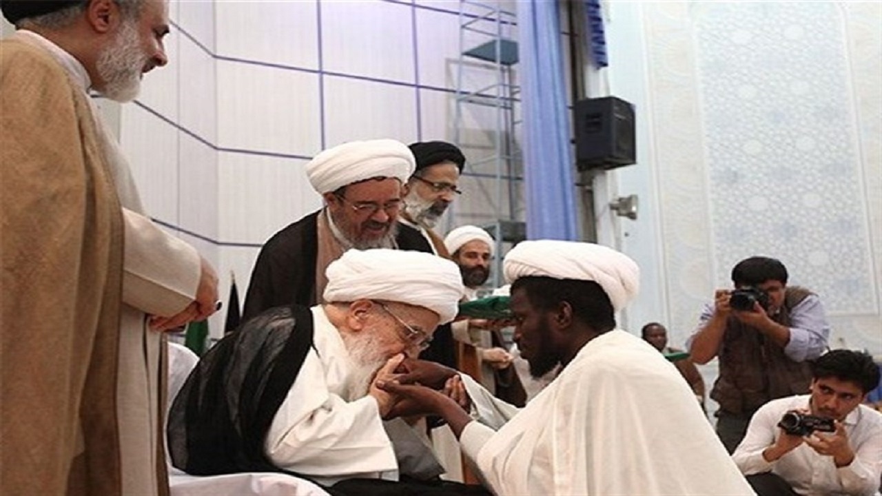 عکسی که جهانی شد؛ بوسه آیت الله صافی گلپایگانی بر دستان طلبه آفریقایی
