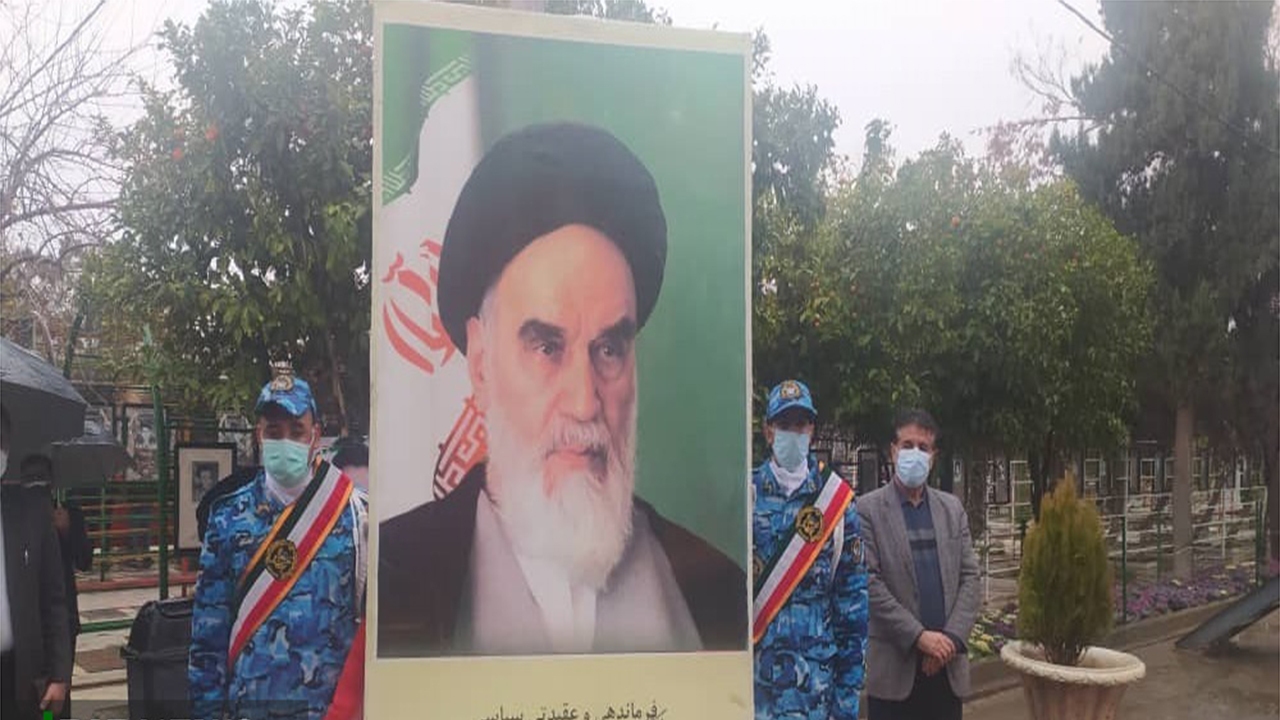 گل باران قبور مطهر شهدا در سالروز ورود تاریخی امام به کشور
