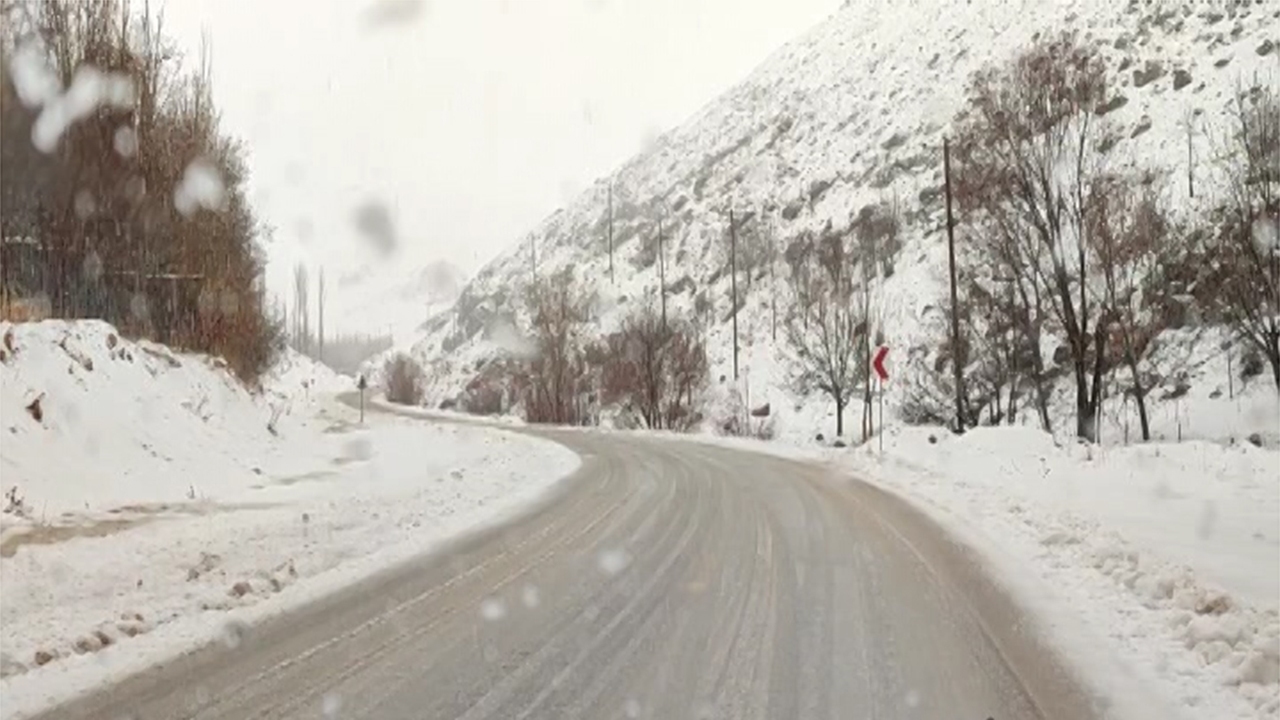 تمام جاده‌های اصلی کردستان با وجود بارش برف باز است