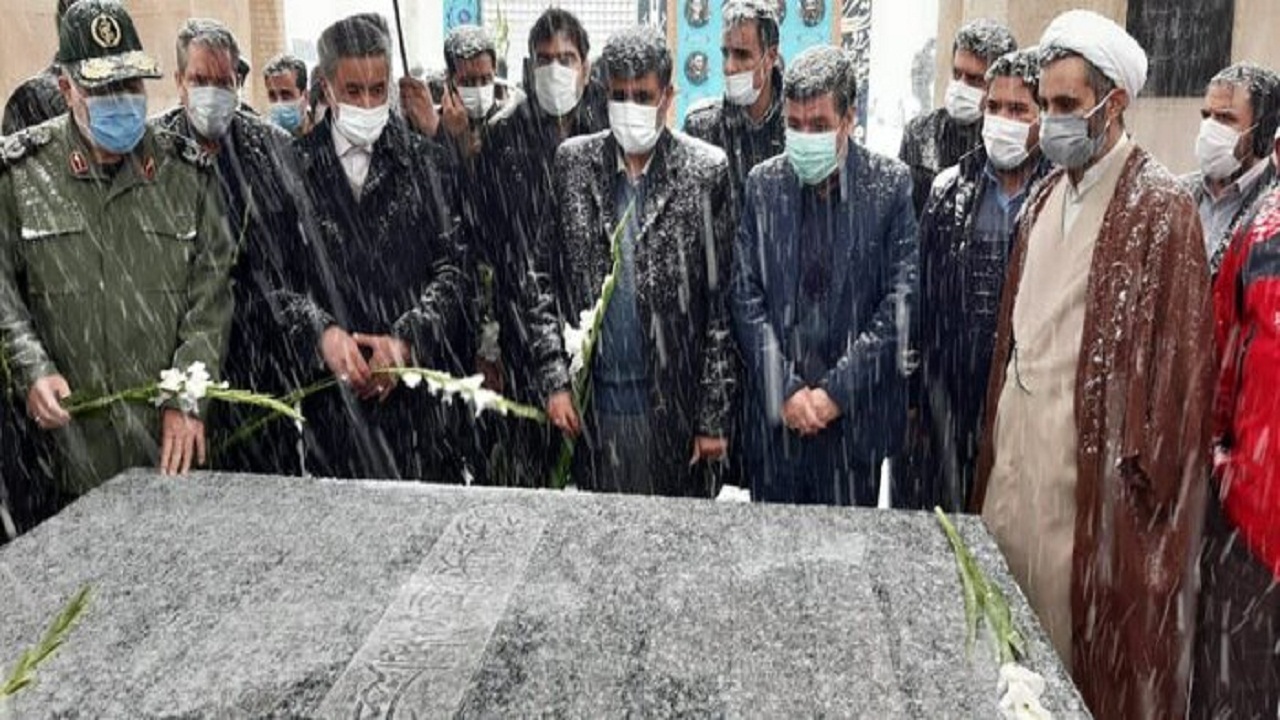 استاندار و نماینده ولی فقیه در استان به مقام شامخ شهدا ادای احترام کرد
