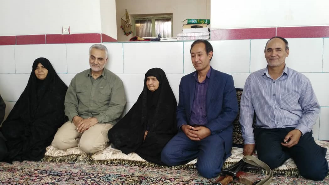 سردار سلیمانی در کنار خانواده شهید
