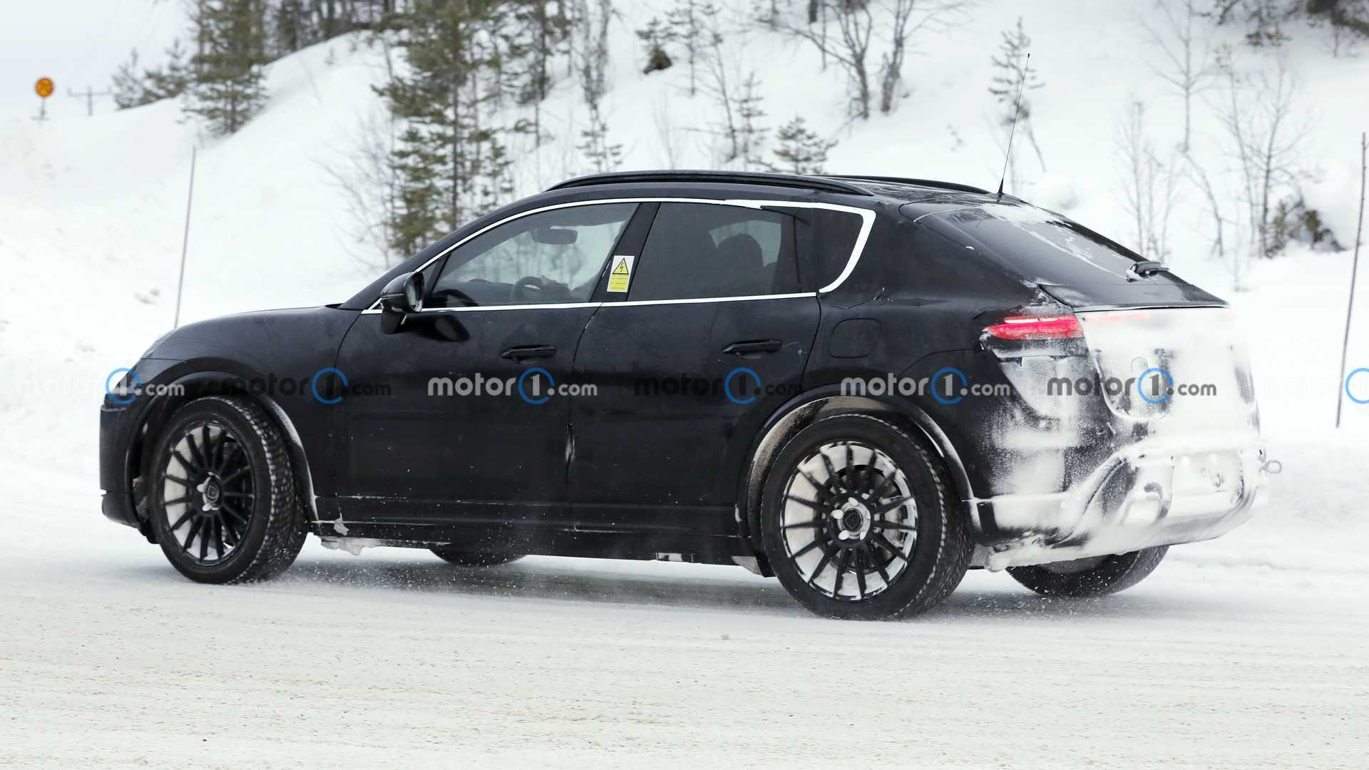 آزمایش خودروی برقی Porsche Macan 