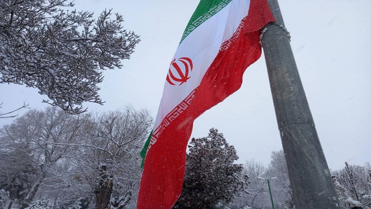 پرچم مقدس جمهوری اسلامی ایران در همدان به اهتزاز درآمد