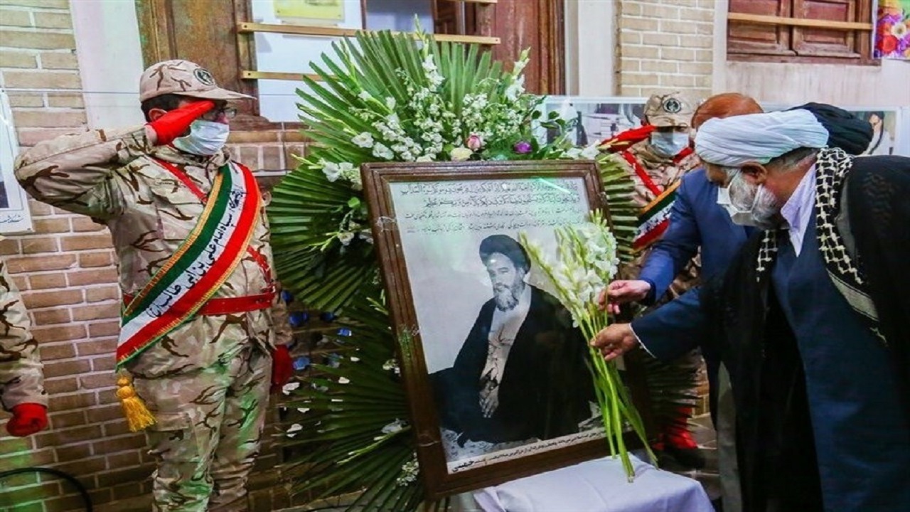 بیت تاریخی امام خمینی (ره) در قم گلباران شد