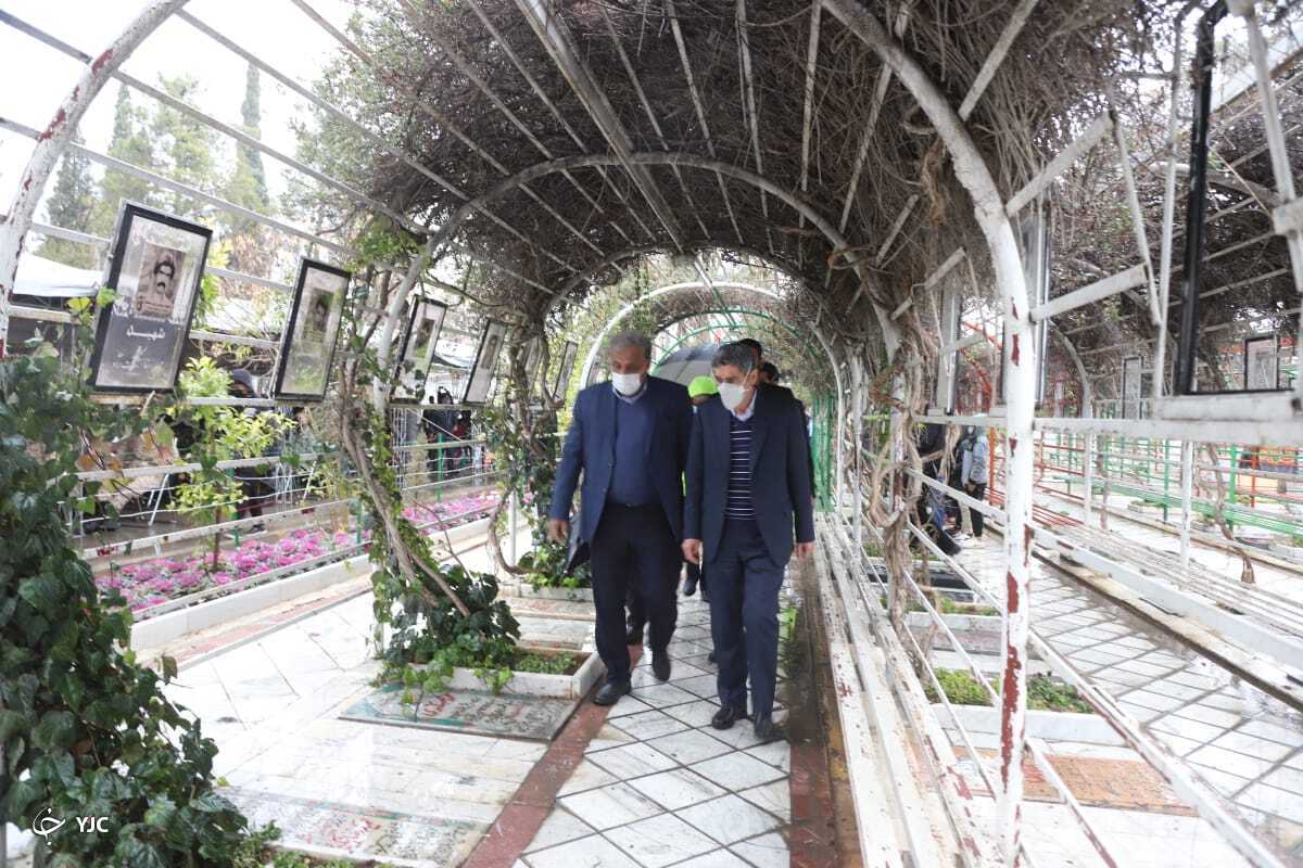 گل باران قبور مطهر شهدا در سالروز ورود تاریخی امام به کشور