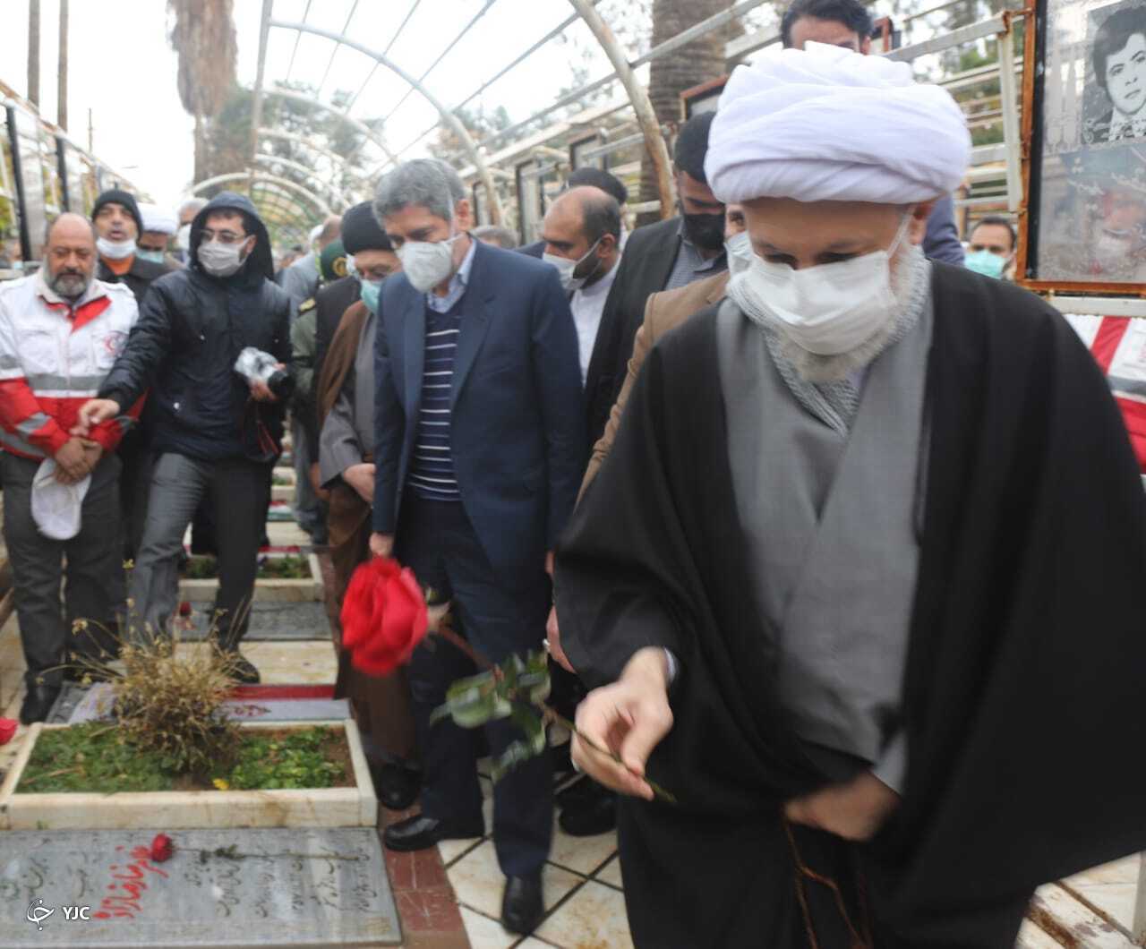 گل باران قبور مطهر شهدا در سالروز ورود تاریخی امام به کشور