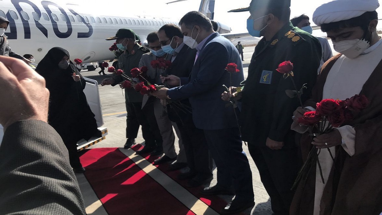 اهدای گل به مسافران تهران-زاهدان در فرودگاه زاهدان