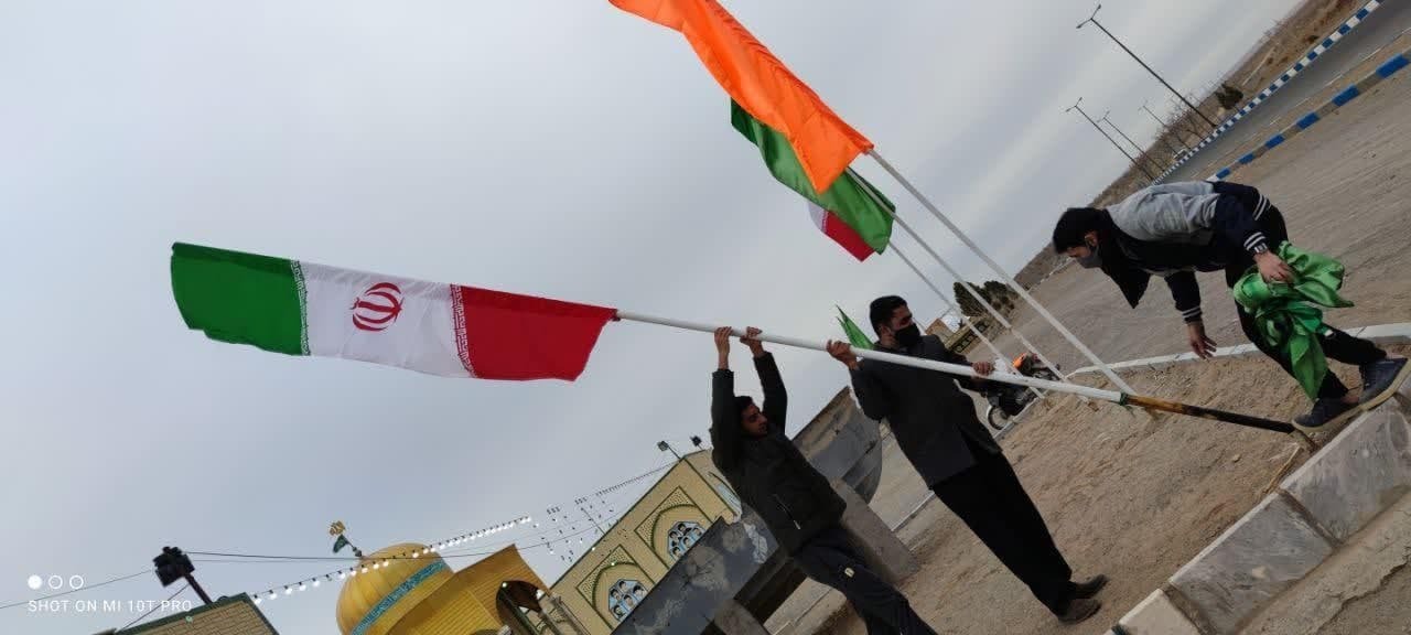 آذین بندی معابر حسین اباد آراسته شدن معابر روستای حسین آباد با نصب پرچمهای انقلاب + تصاویر