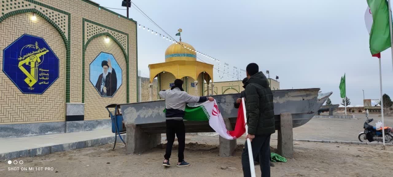دهه فجر در حسین اباد آراسته شدن معابر روستای حسین آباد با نصب پرچمهای انقلاب + تصاویر