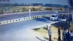 له شدن خودروها در پی واژگونی کامیون + فیلم