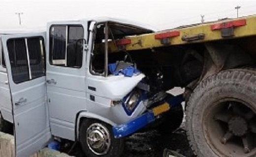 برخورد مینی بوس و تریلی در بندر انزلی