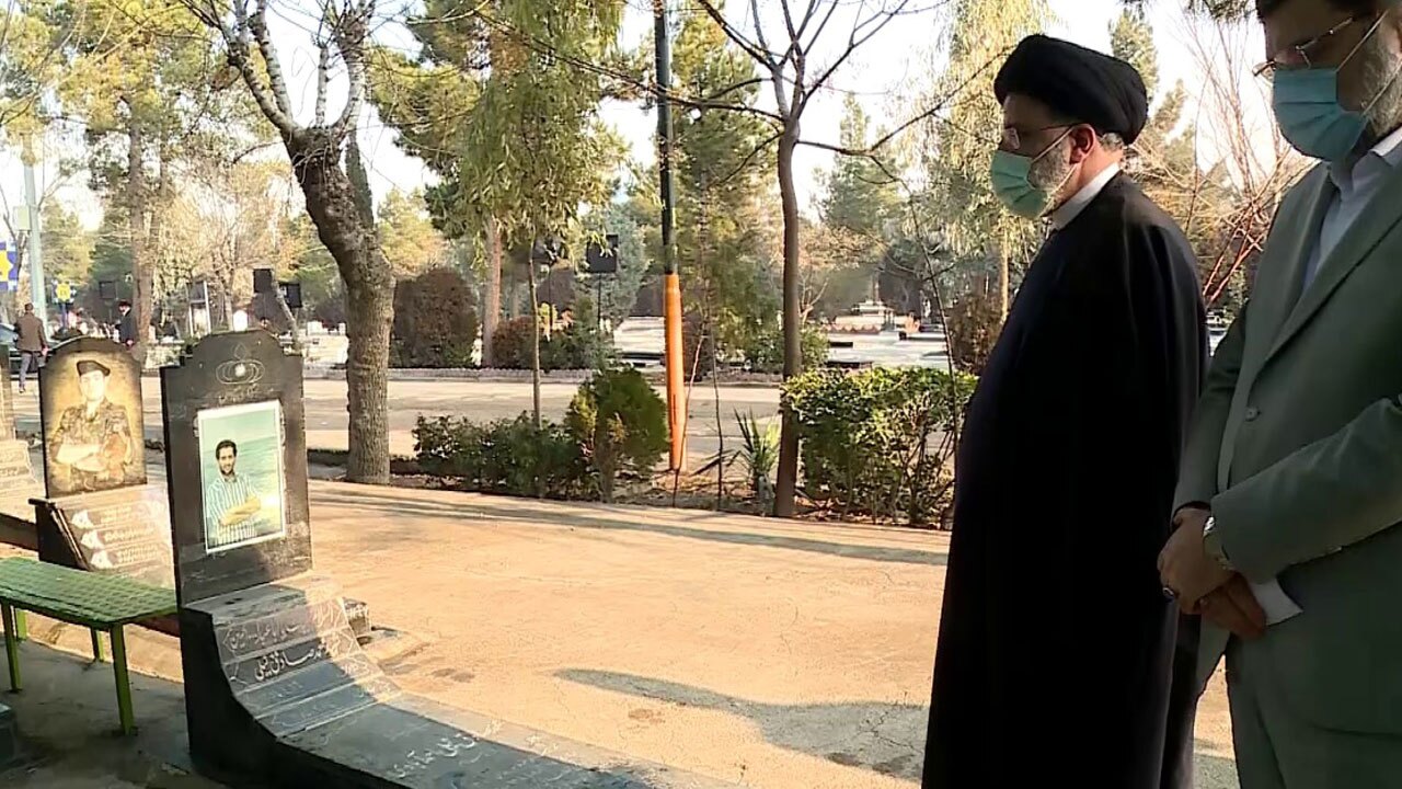 حضور آیت الله رئیسی بر مزار شهدای هواپیمای اوکراینی + فیلم