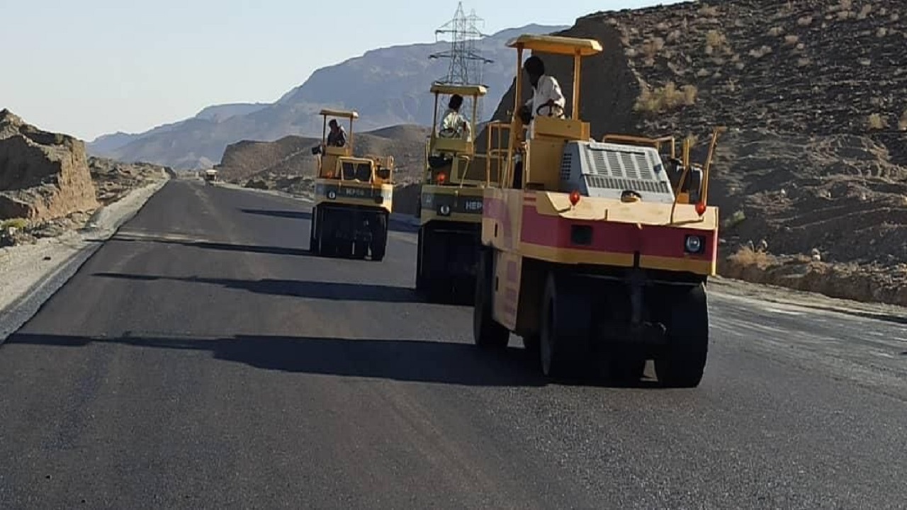 عملیات آسفالت ۱۰ کیلومتر از بزرگراه زاهدان- بم آغاز شد