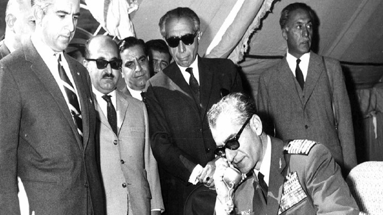 دستور شاه به وزیرش: بگویید روزنامه‌ها از ما تعریف کنند