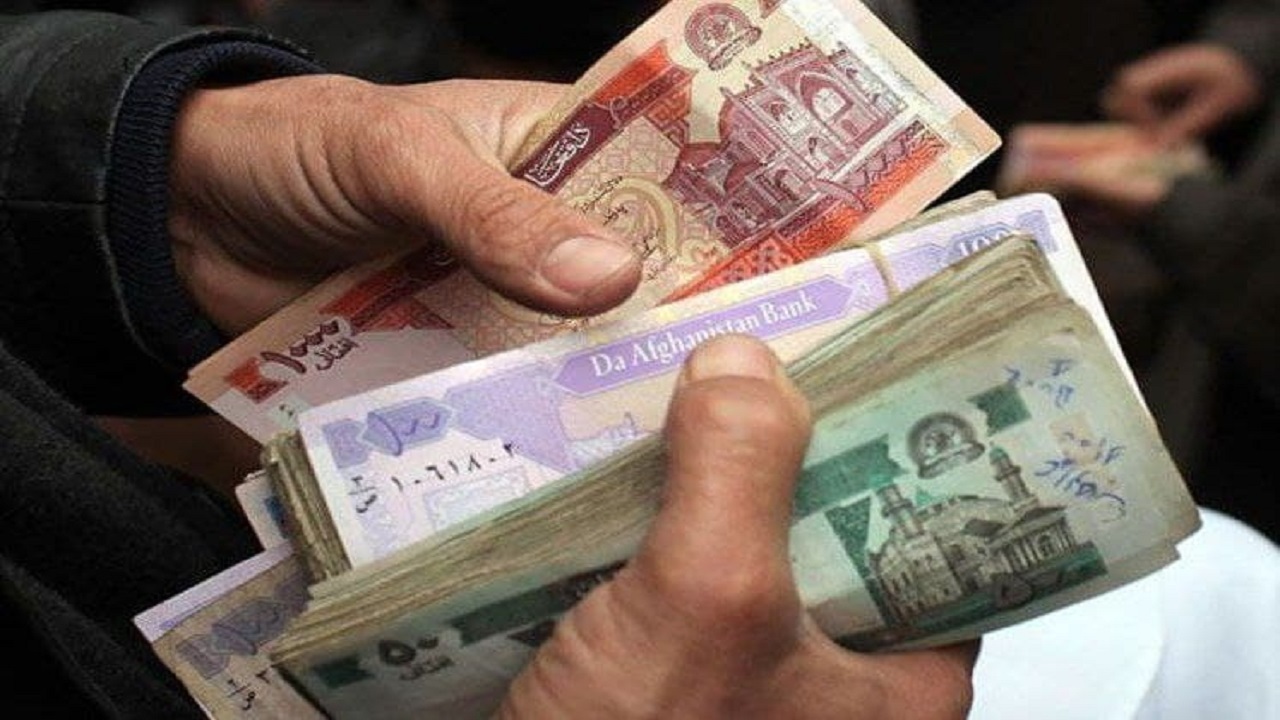 توزیع پول نقد برای شماری از خانواده های نیازمند در ولایت لوگر