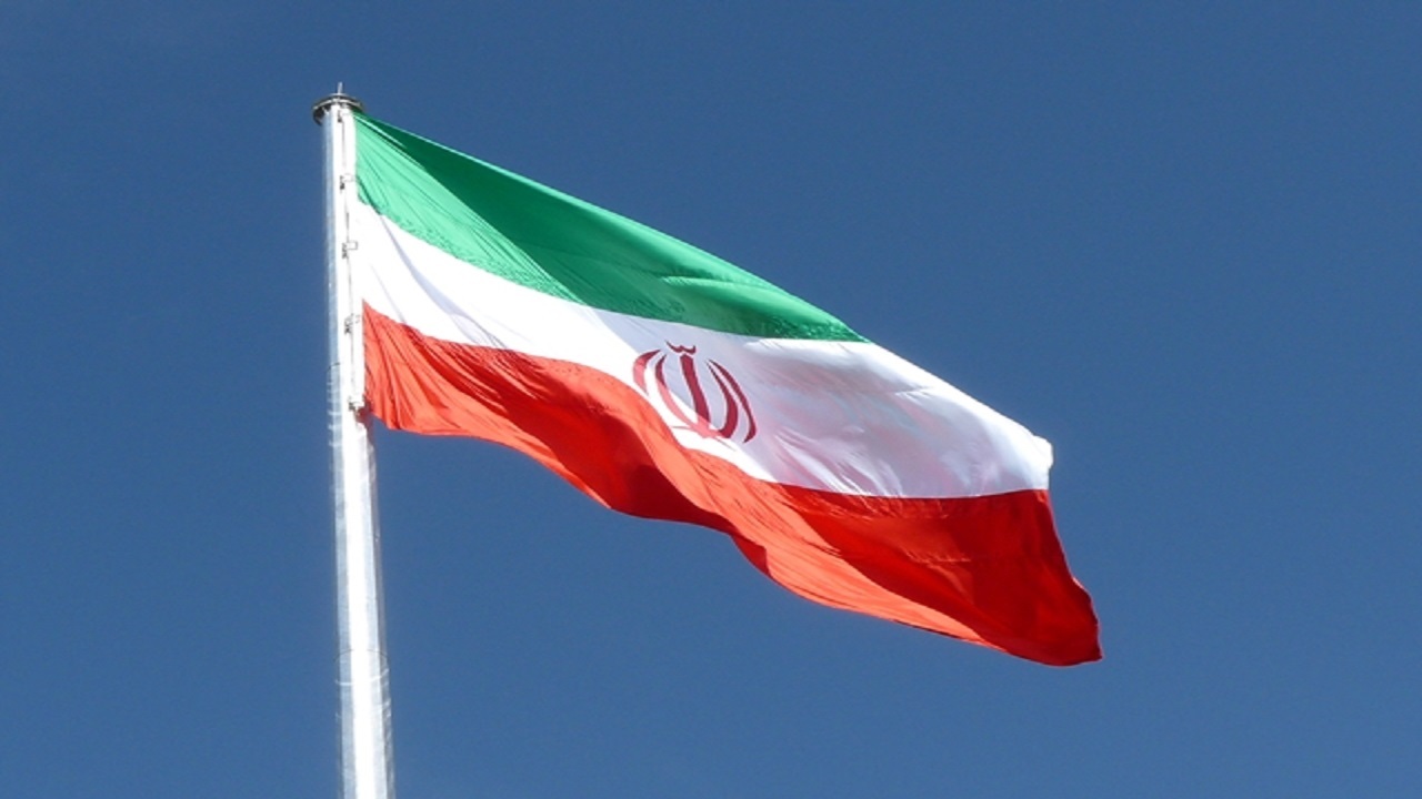 اهتزاز پرچم جمهوری اسلامی ایران در ساحل شرقی اهواز