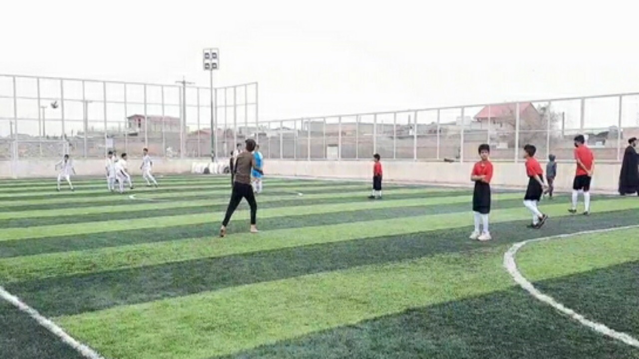روستای سیروی قم صاحب زمین چمن مصنوعی شد