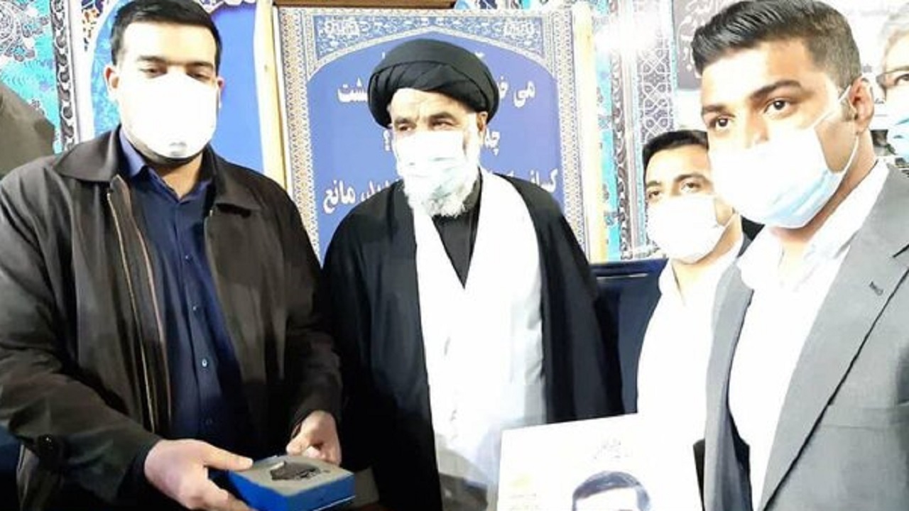 ورزشکار خوزستانی  مدال پاراجهانی خود را به خانواده شهید مدافع حرم تقدیم کرد