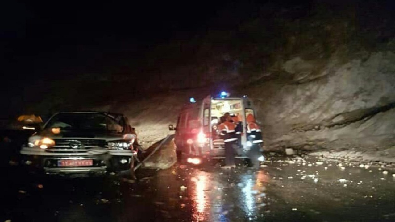 سقوط سنگ در محور کرج - چالوس/ ۵ نفراز سرنشینان خودروی پژو مصدوم شدند