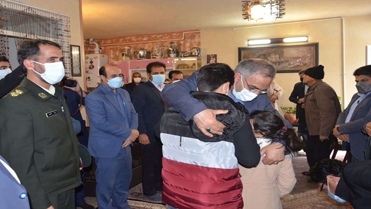 دیدار مدیرکل آموزش و پرورش فارس با خانواده شهید رنجبر