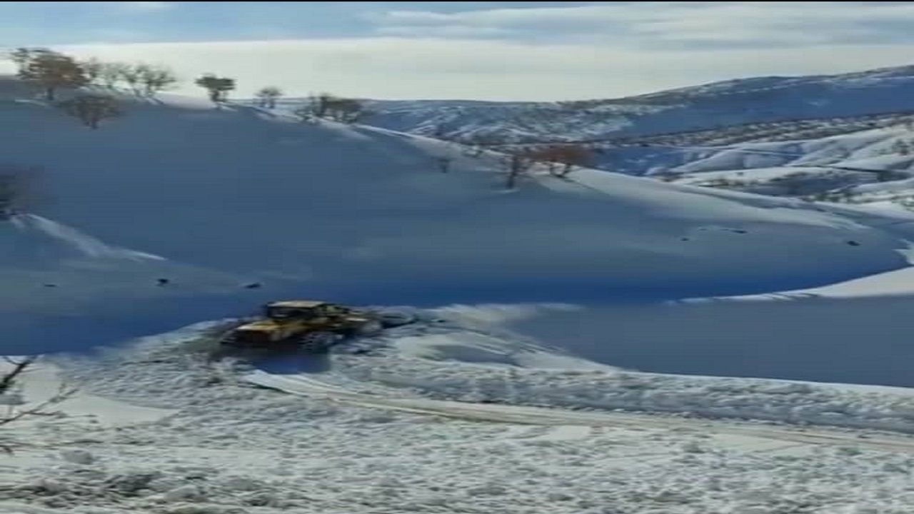بازگشایی محور‌های داخلی دهستان محصور در برف موگویی+فیلم