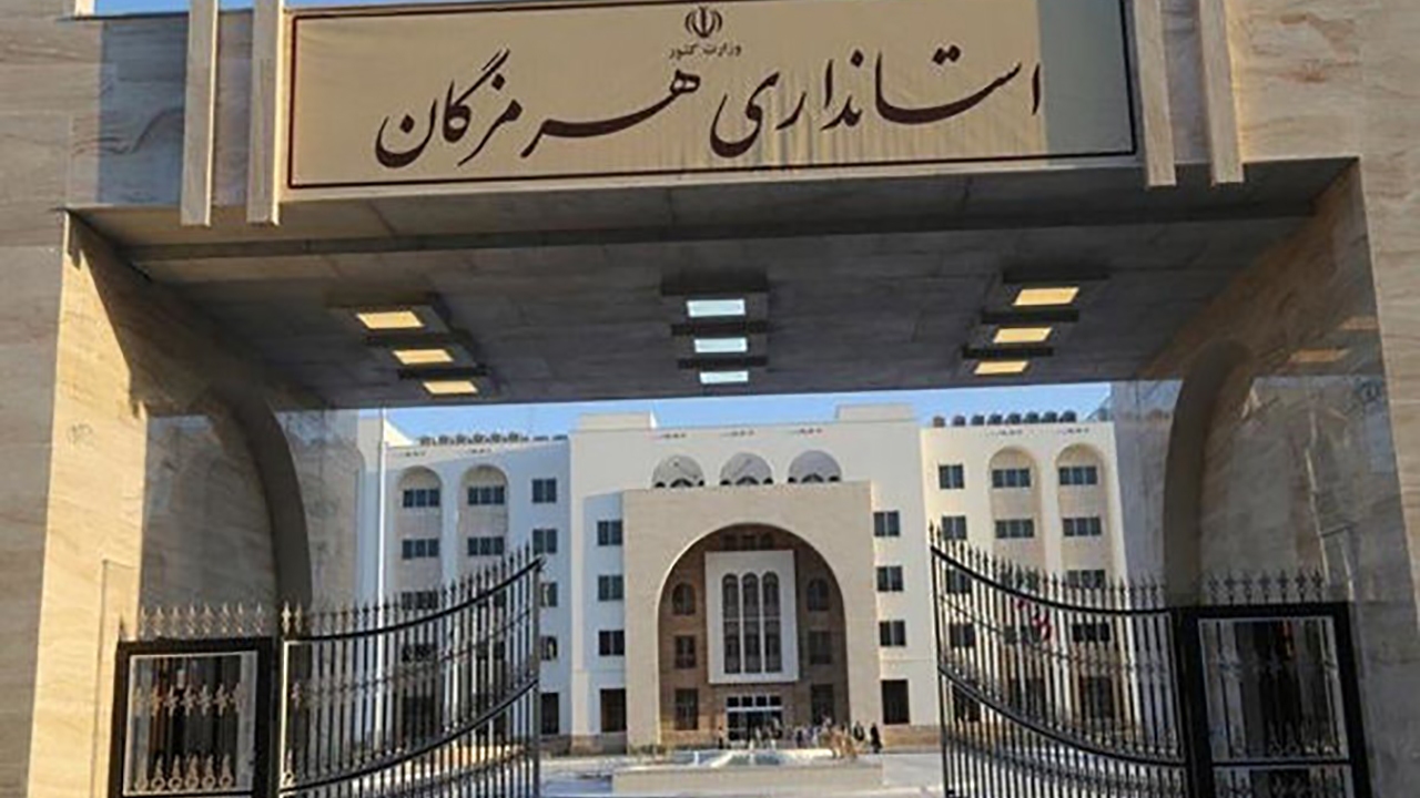 تجمع کارگران مقابل استانداری هرمزگان