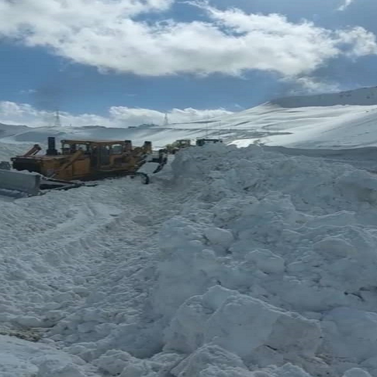 سقوط بهمن در گردنه چری شهرستان کوهرنگ+فیلم