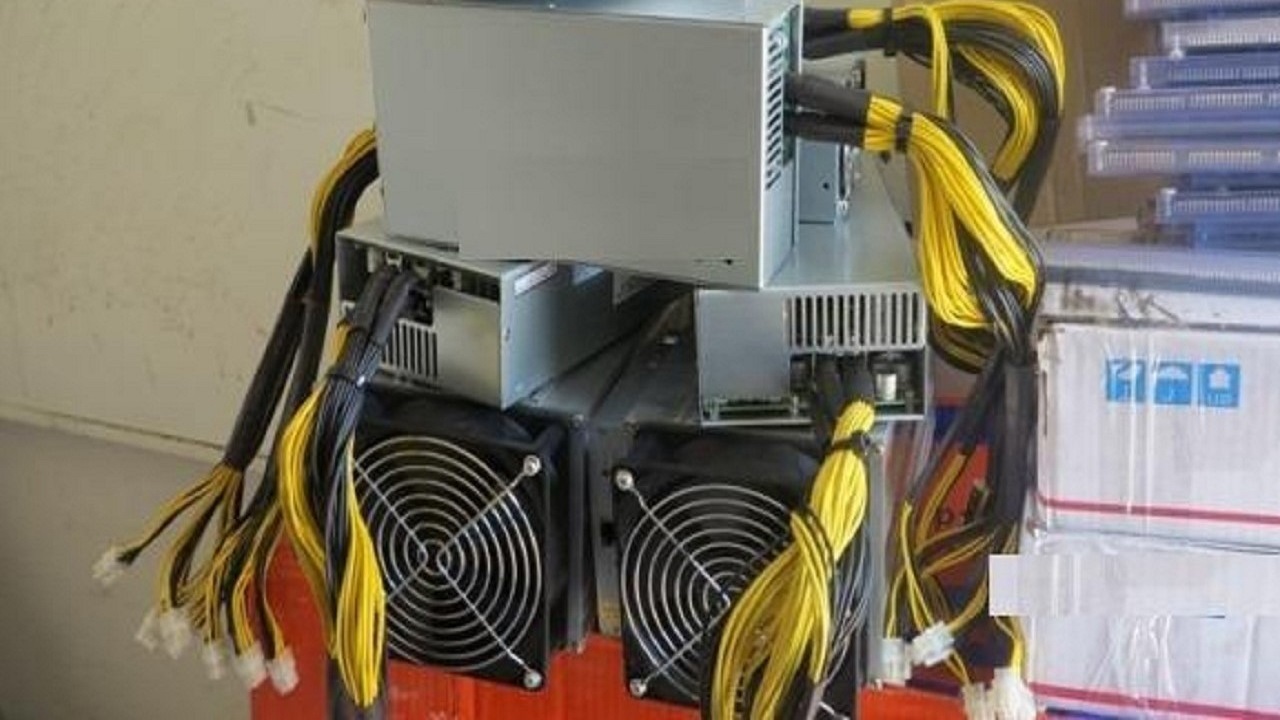 کشف ۳ دستگاه استخراج ارز دیجیتال قاچاق در رودسر