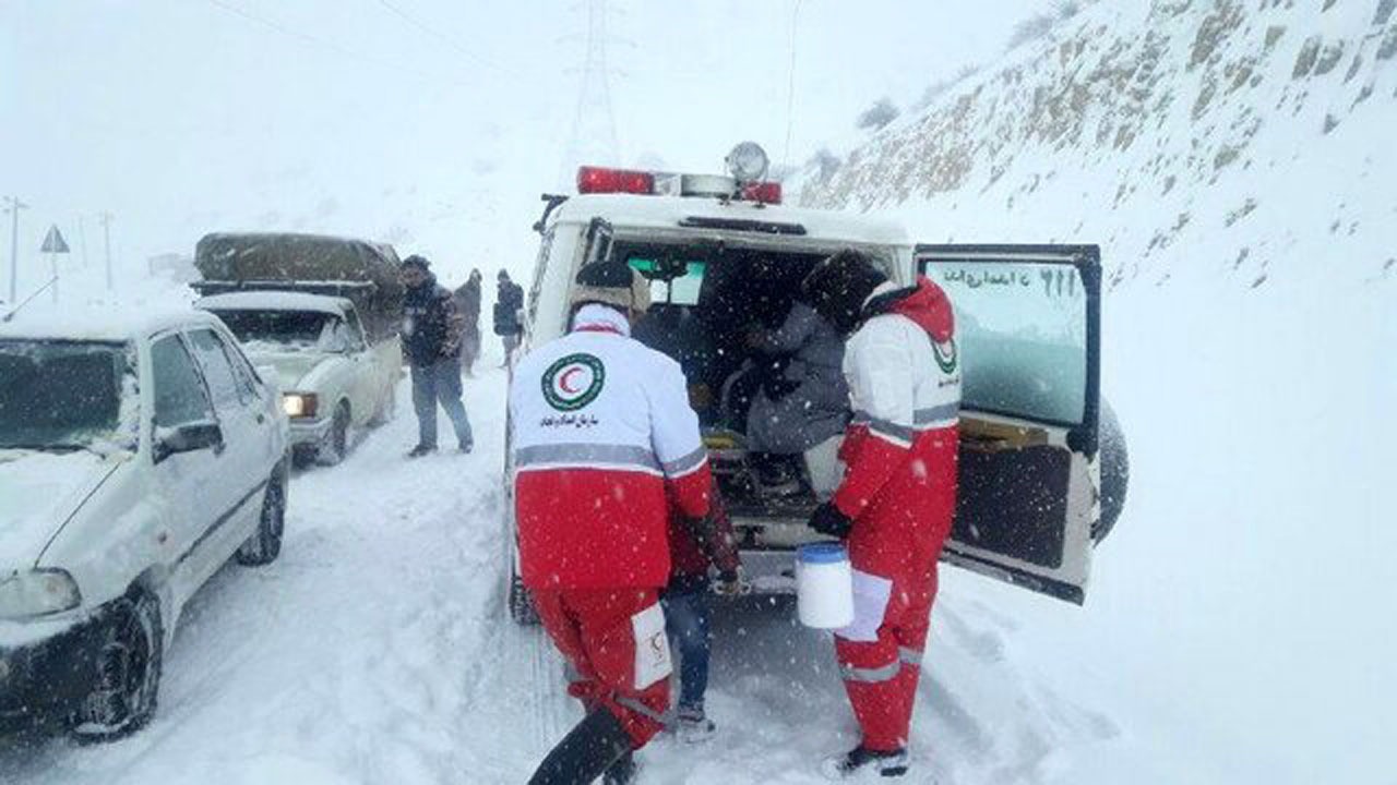 امداد رسانی به ١٠٣ دستگاه خودرو گرفتار در کولاک در محور‌های مواصلاتی تکاب