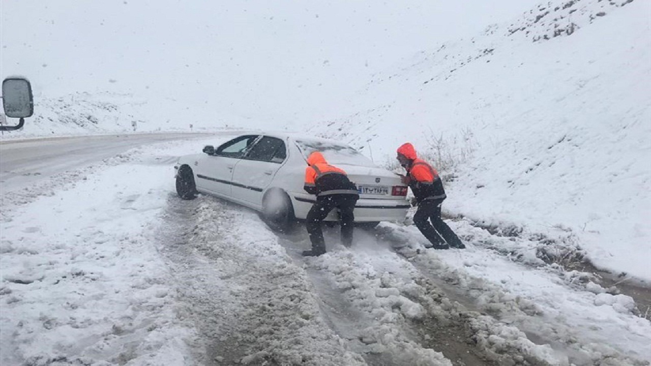 رهایی ۵۲ مسافر گرفتار در برف در استان سمنان