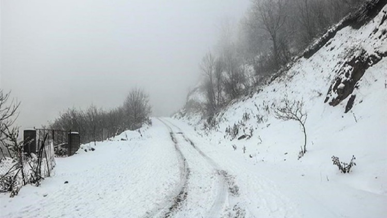 مسدود شدن راه ۲۵ روستای خلخال بر اثر کولاک برف