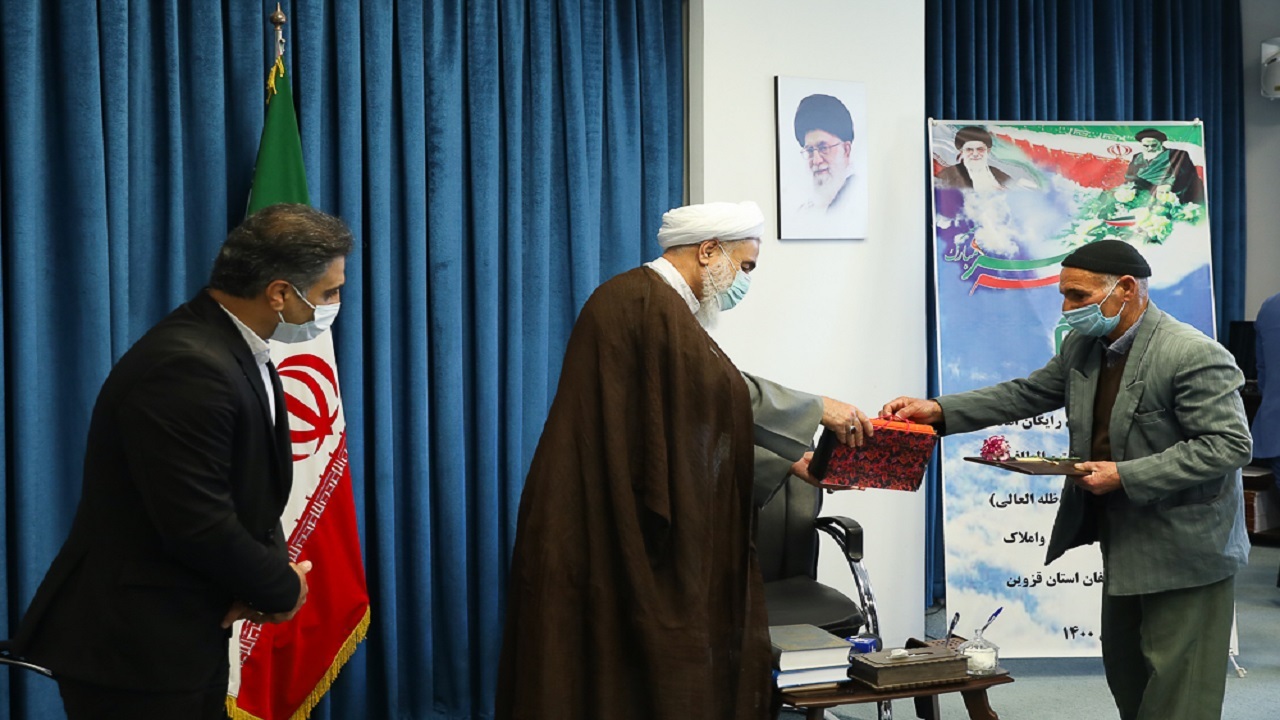 اهدای اسناد املاک علوی در استان قزوین