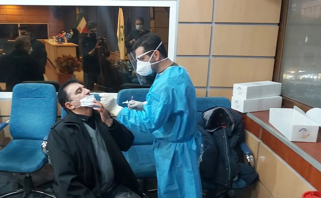 حضور تیم پزشکی جهت انجام معاینه وضعیت عمومی مهمانان در تئاتر شهر