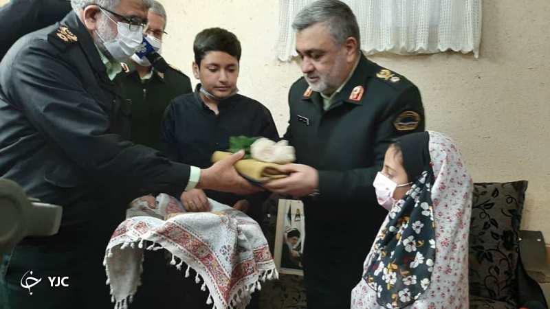 دیدار فرمانده کل انتظامی جمهوری اسلامی ایران با خانواده شهید رنجبر دیدار فرمانده کل انتظامی جمهوری اسلامی ایران با خانواده شهید رنجبر
